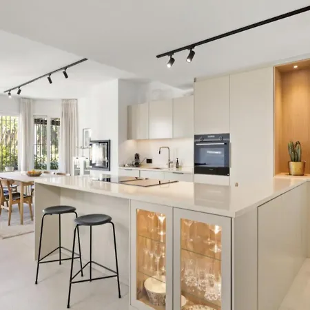 Se8 - Stylish Townhouse With Rooftop Terrace Дом отдыха Марбелья