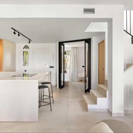 Дом отдыха Se8 - Stylish Townhouse With Rooftop Terrace Марбелья